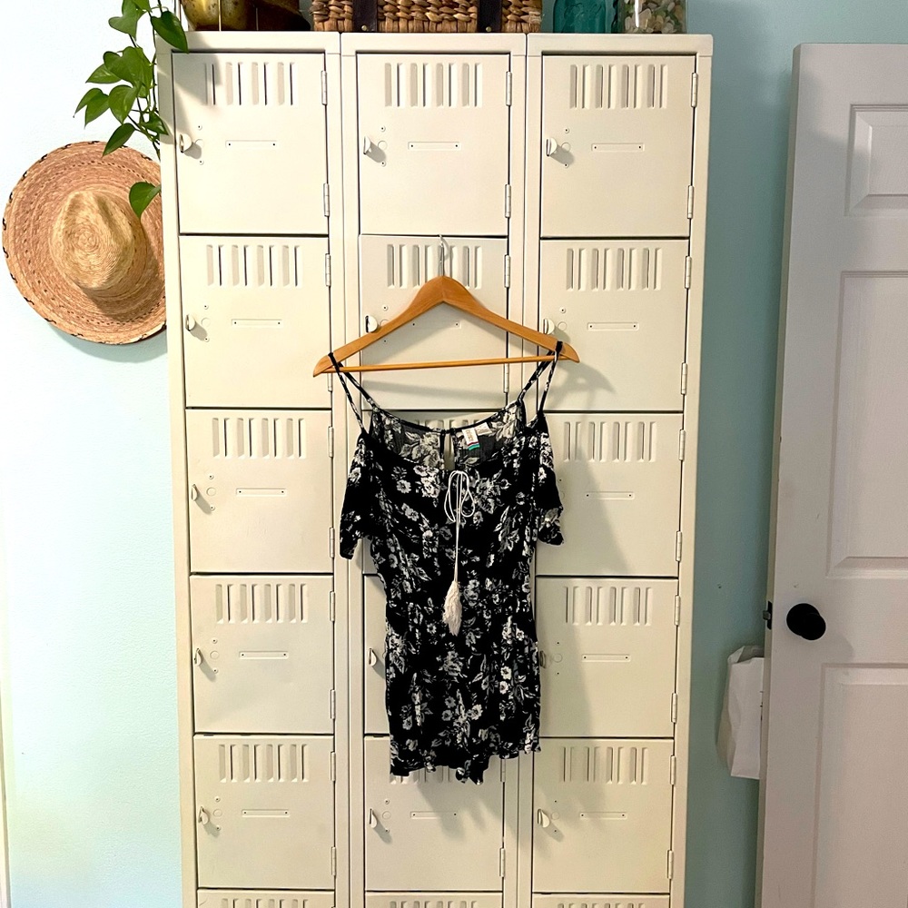 Perfect b&w floral romper